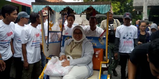 Kemesraan Anies dan istri naik bentor saat kampanye di Pulau Tidung