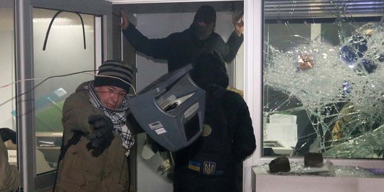 Aksi vandalis warga Ukraina obrak-abrik bank Rusia
