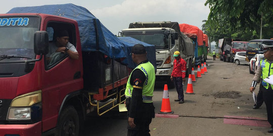 Bikin macet, truk bermuatan jumbo di Tol Cikampek ditertibkan