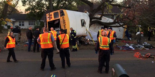 Hantam pohon, bus sekolah nyaris terbelah dua di AS, 6 anak tewas