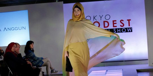 Gaya para model cantik Jepang di peragaan busana muslim di Tokyo