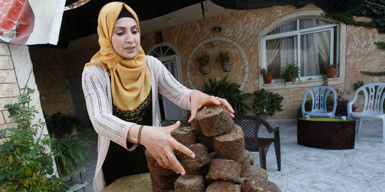 Wanita cantik Palestina sulap sampah lingkungan jadi kayu bakar