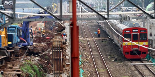 Memantau pembangunan jalur kereta bandara di Dukuh Atas 