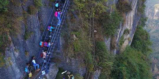 Kegembiraan anak-anak di Desa Tebing 800 m punya tangga baru