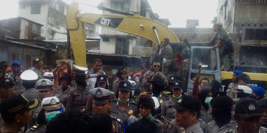 Rumah pinggiran rel di Medan digusur, warga tak berdaya