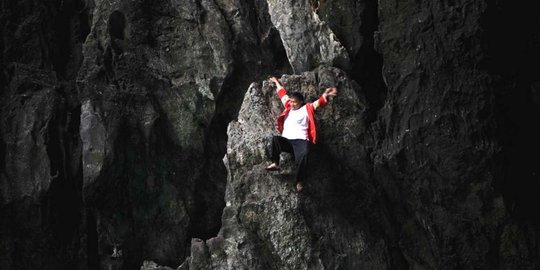 Pria 52 tahun panjat tebing tanpa pengaman demi sarang walet