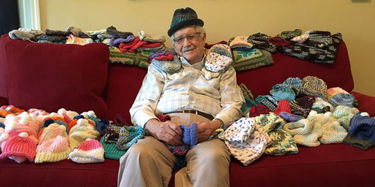 Demi bayi-bayi prematur, kakek ini belajar merajut di usia 86 tahun