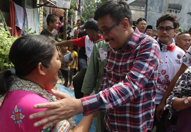 djarot pakai topi banteng