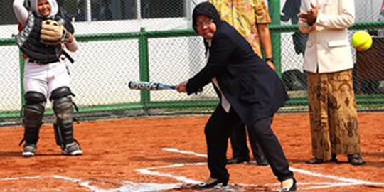 Saat Wali Kota Risma melepas kangen masa SMP dengan bermain softball