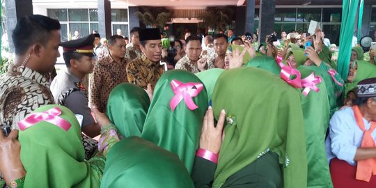 Buka Kongres Muslimat NU, Jokowi diajak selfie ibu-ibu