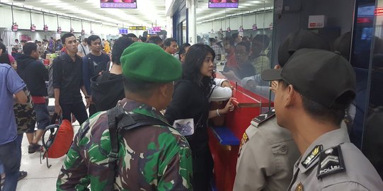 Penumpang Lion Air di Bandara Cengkareng mengamuk gebrak meja & kaca