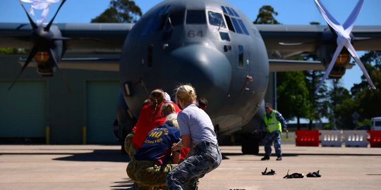 Aksi tentara Australia lomba cepat-cepatan tarik pesawat Hercules