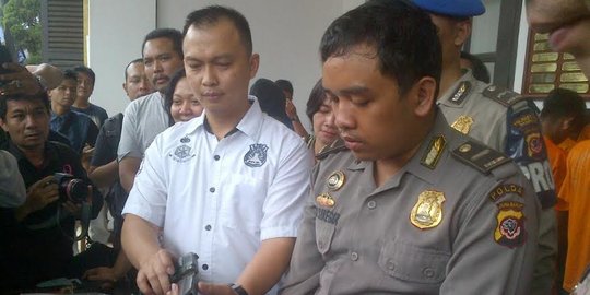 Modal seragam polisi, pemuda di Bandung jual kendaraan bodong