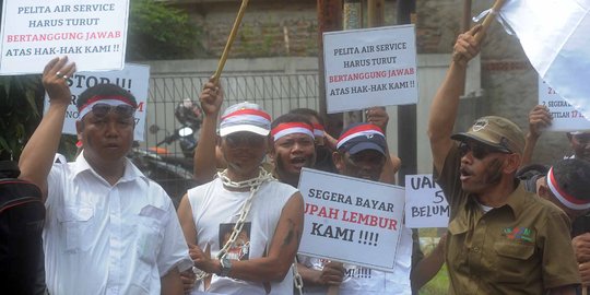 Belum dibayar 5 bulan, buruh Pelita Air Service demo