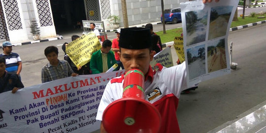 Jalan banyak yang rusak, warga 13 desa di Sumut ancam gabung ke Riau