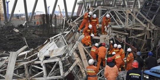 Menara pembangkit listrik runtuh di China, 40 orang tewas