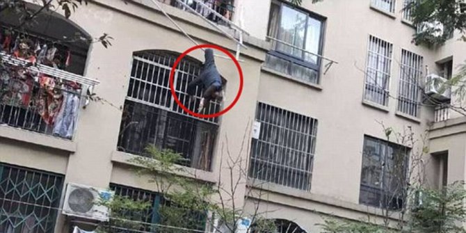 Jatuh dari balkon, kakek ini selamat nyangkut di jemuran