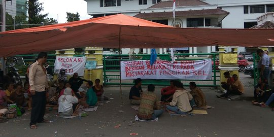 Rumah dibongkar PT KAI, warga pinggir rel demo kantor Walkot Medan