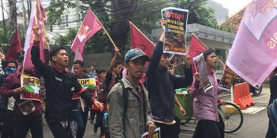 Demo Kedubes Myanmar, massa gelar teaterikal & polisi tutup jalan