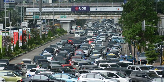 Sandiaga larang mobil Rp 3 M lewat, begini cara Ahok atasi kemacetan