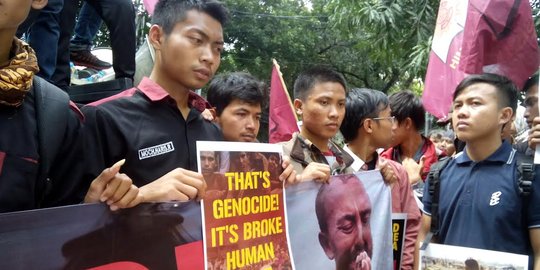 Pendemo depan Kedubes Myanmar desak Jokowi bersikap soal Rohingya