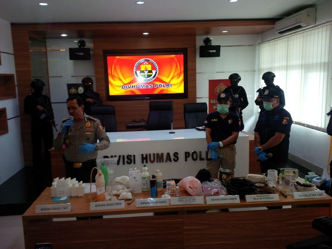 densus 88 tangkap terduga teroris rio priatna wibawa
