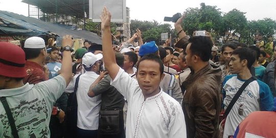 Diadang di Petamburan, Djarot cecar pendemo soal identitas