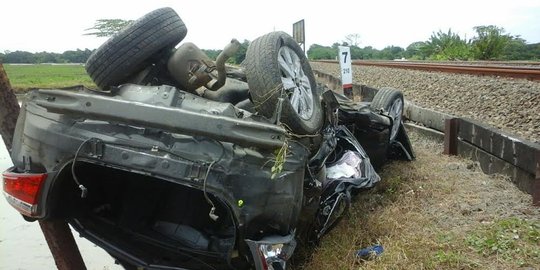 Sedan yang ditabrak kereta api di Cirebon terseret hingga 50 meter