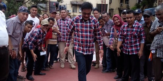 Jajal lapangan futsal, Djarot tendang bola & diserbu anak-anak