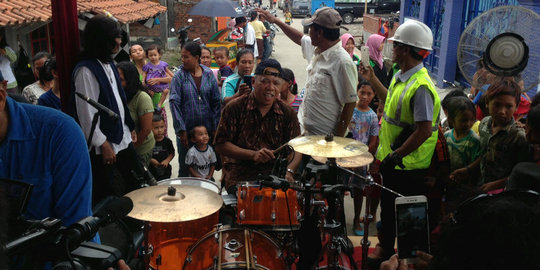 Pakai batik & topi, Menteri Basuki nyanyikan lagu-lagu Koes Plus