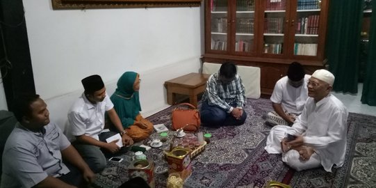 Didampingi ibu, Pandu Wijaya sowan dan minta maaf pada Gus Mus