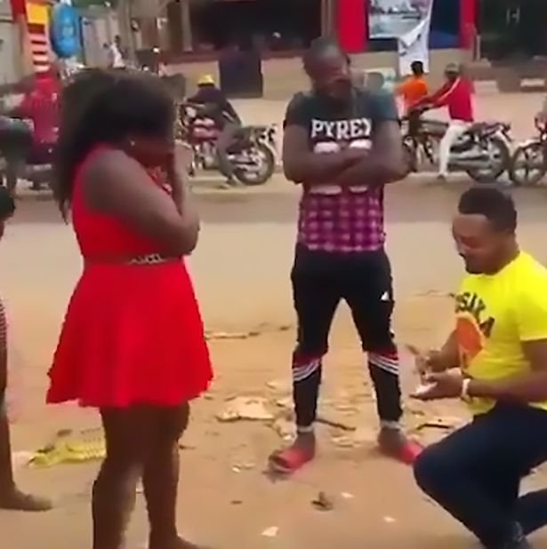 pria nigeria siapkan kejutan dengan pura pura mati buat lamar pacar