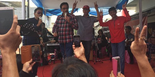 Kampanye di pernikahan warga, Djarot nyanyi lagu Cintaku