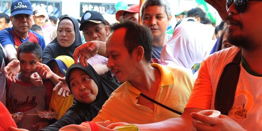 Warga berebut buah gratis di Thamrin