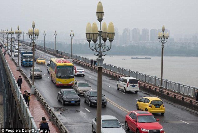 pria china selamatkan orang ingin bunuh diri