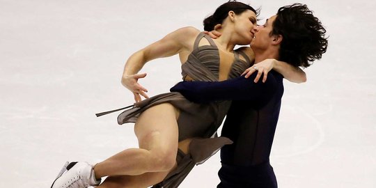 Tarian mesra pasangan atlet di kejuaraan Figure Skating Jepang