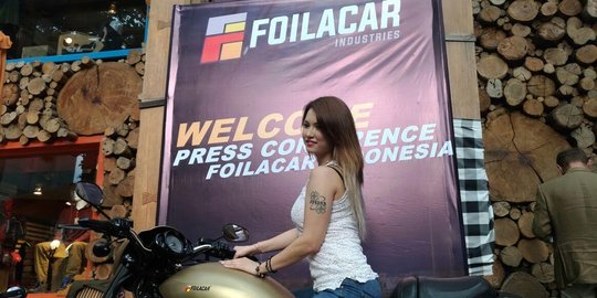 Berpose seksi, Miyabi jadi model stiker mobil di Bali