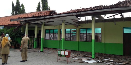 Rapuh dan tak kuat diguyur hujan, atap gedung SMP di Bekasi ambruk