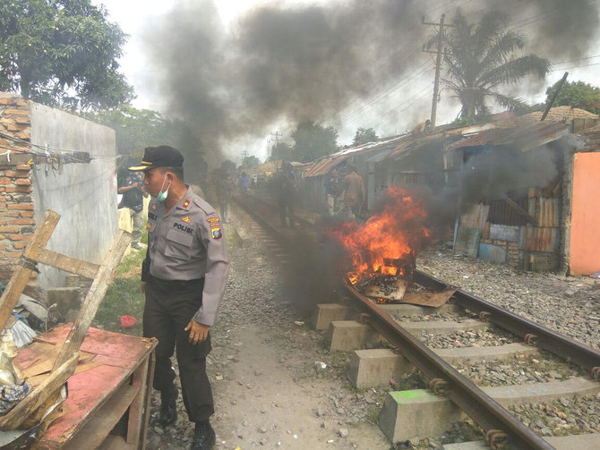 penggusuran rumah dekat rel kereta api di medan