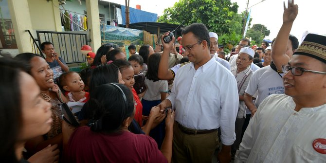 Anies Baswedan kampanye di kawasan Kanal Banjir Barat. ©2016 merdeka 