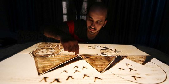 Kreativitas seni mengagumkan melukis dengan pasir