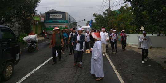 Jalan kaki Ciamis-Jakarta, para peserta demo 2 Desember mulai lelah