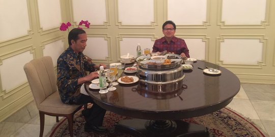Undang Ketum PKB, Jokowi santap siang ikan bakar dan sayur asam