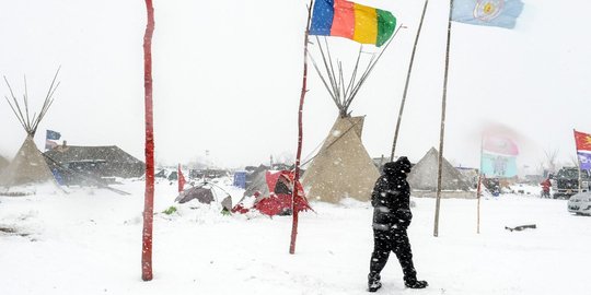 Badai salju terjang kamp demonstran pipa minyak North Dakota