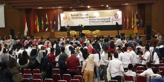 Gaya Sri Mulyani ikut Mannequin Challenge bersama ratusan mahasiswa