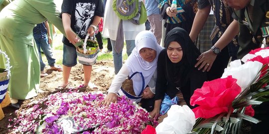 Duka istri Lettu Ginas setelah suami tewas dalam kecelakaan heli