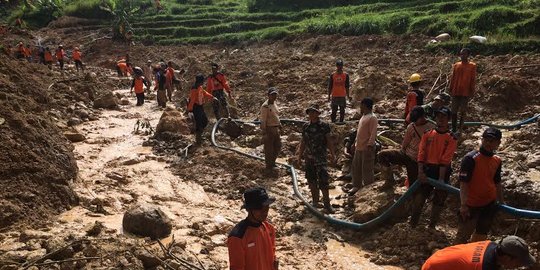 Sedang asyik panen, 8 Petani terkena longsor lereng Gunung Lawu