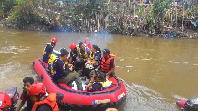 agus yudhoyono susuri kali ciliwung