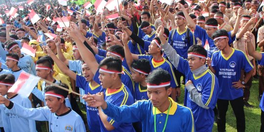 Aksi kebhinekaan, warga Malang berpita merah putih