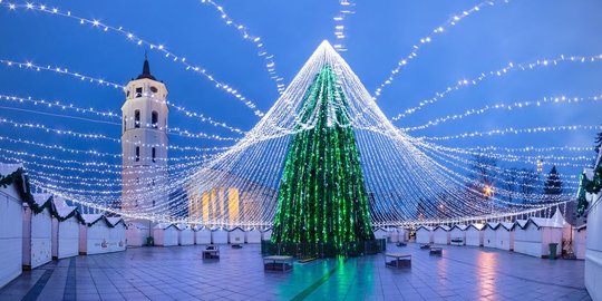 Calon yang terindah di 2016, pohon Natal Vilnius dihias 50000 lampu
